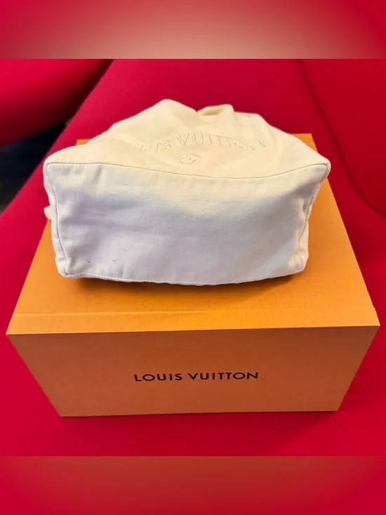 Louis Vuitton Capucines Mini Bag crafted from black leather with Lizard skin. - Picture 3 of 5